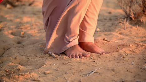 Eine-Arabische-Dame-Steht-Barfuß-Im-Weichen-Sand-Der-Arabischen-Wüste