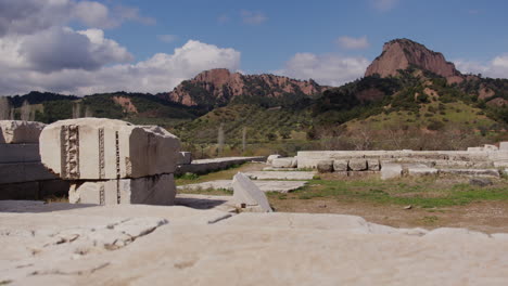 Antiguas-Ruinas-De-Piedra-Del-Templo-De-Artemisa-Frente-A-La-Montaña-Tmolus-En-Sardis