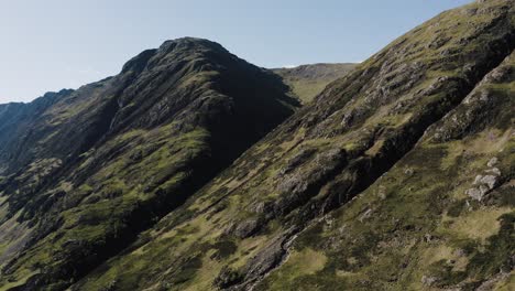 Luftaufnahme-Des-Steilen-Glencoe-Tals-In-Schottland-An-Einem-Sonnigen-Tag