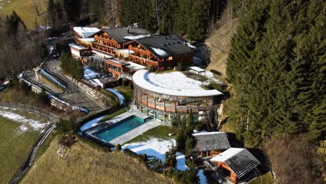 Luxuriöses,-Verschneites-Holzhotel-In-Den-Nördlichen-Alpen-Italiens