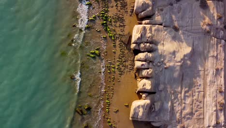 Fliegen-Sie-über-Den-Strand,-Die-Meereslinie,-Die-Erosion,-Den-Felsschlamm,-Die-Gebirgsbildung,-Ein-Muster-Einer-Lebendigen-Malerischen-Landform-In-Einer-Wunderschönen-Luftküsten-Meereslandschaft-Für-Die-Wassersport-Erholungs-Touristenattraktion-Im-Iran
