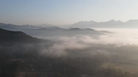 Morgennebel-Und-Wolken-über-Waldgipfeln-In-Chiang-Dao