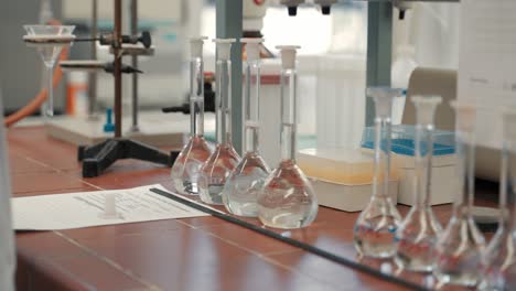 Eine-Reihe-Transparenter-Flüssiger-Flüssigkeiten-Im-Labor