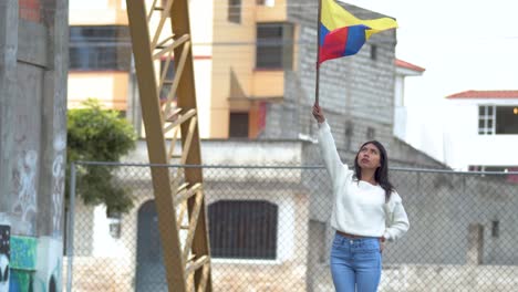 Schwenkt-Die-Ecuadorianische-Flagge-über-Dem-Kopf-Einer-Jungen,-Hoffnungsvollen-Lateinamerikanischen-Frau