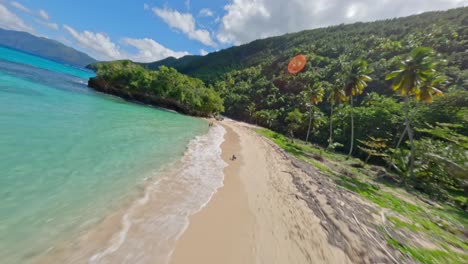 Vuelo-Rápido-Sobre-Una-Playa-Tropical-Con-Gente-Nadando-En-El-Mar-Caribe