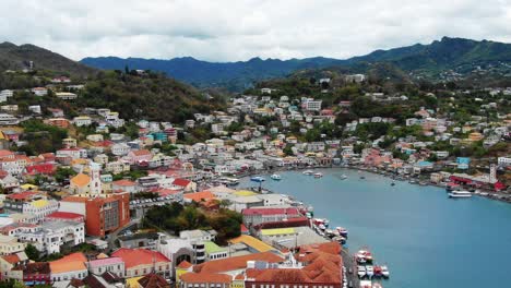 Luftaufnahme-Des-Leuchtend-Gelb-orangefarbenen-Dachs-Und-Der-Fassaden-Des-Carenage-Grenada
