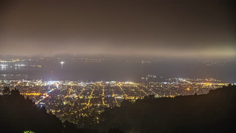 Oakland-Und-Die-Bucht-Von-San-Francisco,-Kalifornien,-Vom-Aussichtspunkt-Grizzly-Peak-Aus-Gesehen-–-Nebliger-Nächtlicher-Zeitraffer
