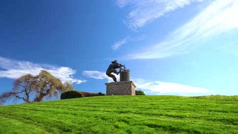 The-Napa-Valley,-The-Grape-Crusher-sculpture-medium-push-in-on-famous-landmark-in-wine-country