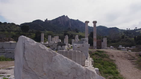 Una-Gran-Piedra-Frente-Al-Templo-De-Artemisa-En-Sardis