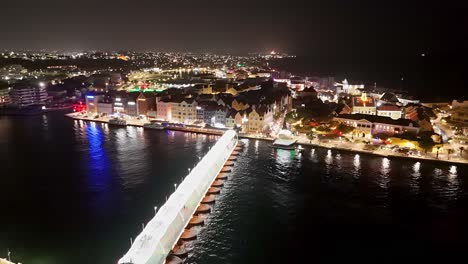Die-Queen-Emma-Pontonbrücke-Wird-Nachts-Geschlossen,-Um-Die-Handelskade-Willemstad-Curacao-Zu-Verbinden