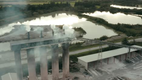 Um-Rauchende-Fabrikgebäude-Herumfliegen