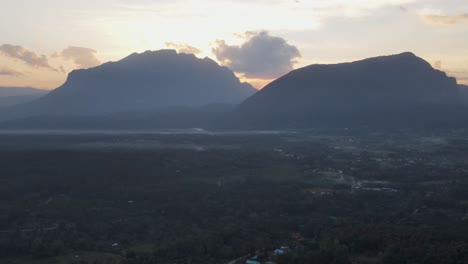 Vista-Aérea-De-La-Montaña-Doi-Luang-Chiang-Dao-En-La-Mañana-Durante-La-Puesta-De-Sol-De-La-Hora-Dorada