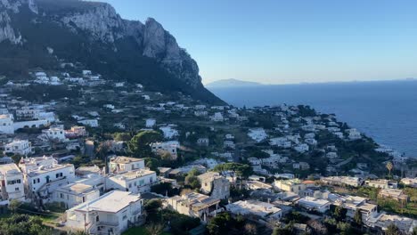 Weiße-Häuser-Auf-Einem-Hügel-Am-Hang-Der-Insel-Capri-Bei-Sonnenuntergang