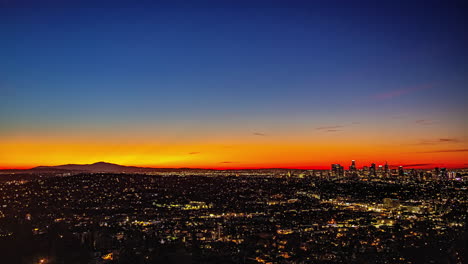 Ein-Wunderschöner-Orange-gelber-Sonnenaufgang-über-Los-Angeles,-Gesehen-Vom-Aussichtspunkt-Kenneth-Hahn