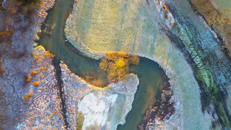 Luftaufnahme-Einer-Frostigen-Flussbiegung-Bei-Sonnenaufgang