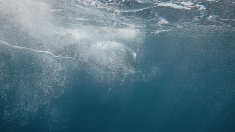 Turbulente-Wasserblasen-Schweben,-Zerstreut-Durch-Die-Fluke-Eines-Buckelwals