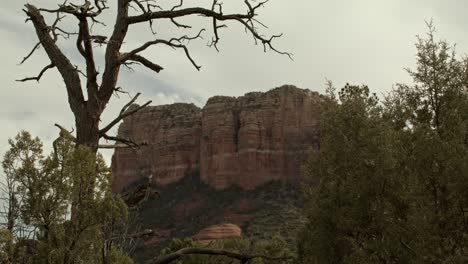 Red-rock-buttes-in-Sedona,-Arizona-with-stable-video-shot