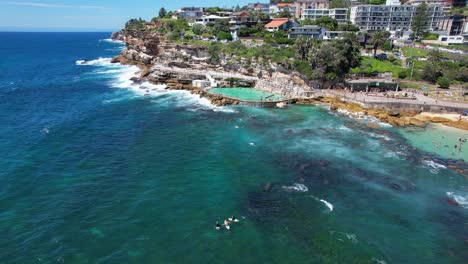 Bronte-Beach-Rock-Pool-In-Sydney,-New-South-Wales,-Australien---Luftaufnahme