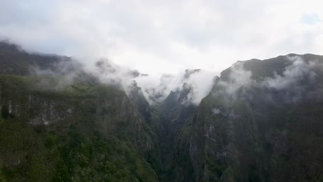 Picos-Y-Valles-De-Montañas-Brumosas-Dentro-De-La-Isla-De-Madeira.
