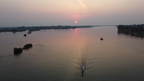 Un-Pescador-En-El-Caudaloso-Río-Mekong-En-El-Sur-De-Laos,-Regresando-A-Casa-Antes-De-Que-Se-Ponga-El-Sol.