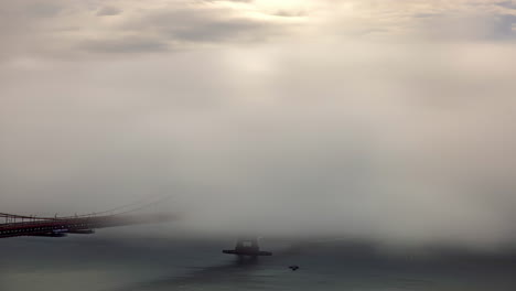 Timelapse-De-Nubes-Y-Niebla-Moviéndose-Alrededor-Del-Puente-De-La-Bahía-En-San-Francisco