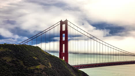 Weiße-Wolken-Ziehen-In-Einer-Statischen-Zeitrafferaufnahme-Am-Blauen-Himmel-Hinter-Der-Golden-Gate-Bridge-Vorbei