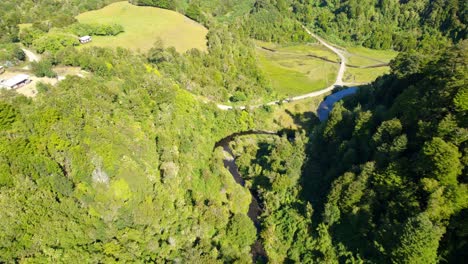 Drohnenüberflug-In-Einer-Natürlichen-Umgebung-Bei-Sonnenuntergang,-Tocoihue-Wasserfall,-Dalcahue,-Chiloé-Archipel