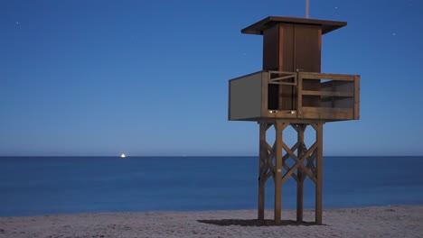 Time-lapse-of-lifeguard-tower-at-night-with-a-clear-night-sky