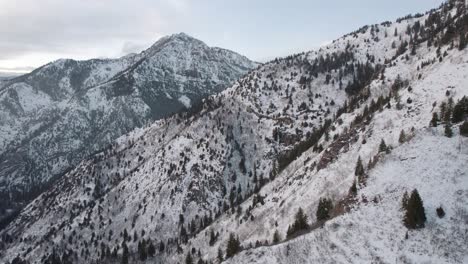 Schneebedeckter-American-Fork-Canyon-Und-Berge-In-Utah---Drohnenaufnahme-Aus-Der-Luft