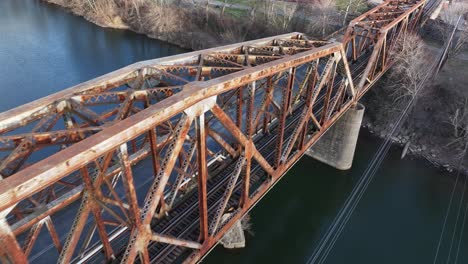 Antiguo-Puente-Ferroviario-Rj-Corman-En-El-Centro-De-Frankfort-Kentucky-Durante-La-Puesta-De-Sol-Con-Un-Camión-Aéreo-Sun-Flare