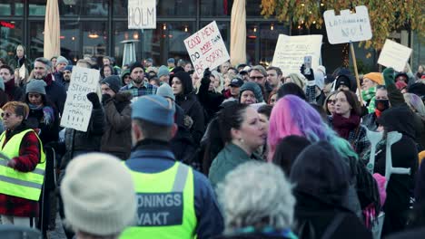 Eine-Menschenmenge-Unterschiedlicher-Persönlichkeiten-Bei-Einer-Kundgebung-Für-Frauenrechte-In-Stockholm,-Mit-Der-Aktivistin-Linnea-Claeson,-Die-Schilder-Hochhält-Und-Für-Gleichberechtigung-Demonstriert