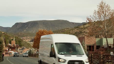 Innenstadt-Von-Sedona,-Arizona,-Mit-Fußgängern,-Fahrzeugen,-Die-Mit-Nach-Unten-Kippendem-Video-Fahren