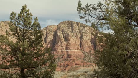 Red-rock-mountains,-buttes-and-trees-in-Sedona,-Arizona-with-video-dolly-right-to-left