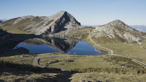 Panoramablick-Auf-Covadonga,-Asturien,-Spanien,-Klarer-Himmel-Und-Malerische-Landschaft