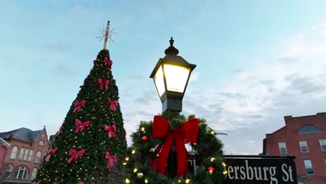 Close-up-establishing-shot-of-a-Christmas-wreath