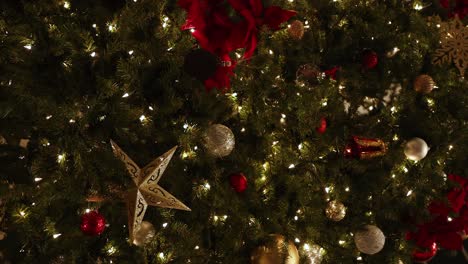 Schöner-Weihnachtsbaum-Mit-Lichtern-Und-Dekoration---Nahaufnahme