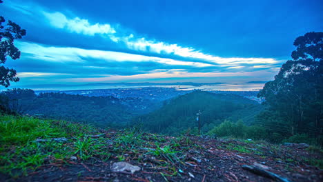 Time-lapse-of-the-Oakland-cityscape-from-the-Grizzly-Peak,-cloudy-evening-in-USA