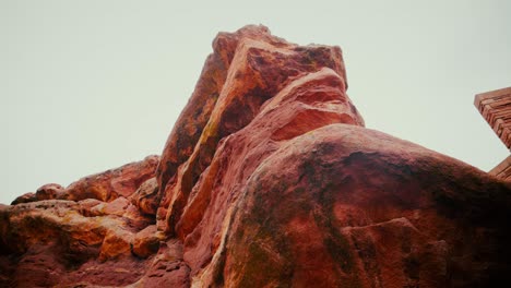 Aufnahme-Im-Red-Rocks-Amphitheater-Mit-Den-Felsformationen,-Die-Die-Rückseite-Der-Bühne-Bilden