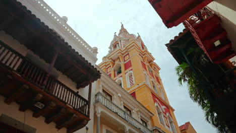 Street-view-of-the-Cathedral-Basilica-of-Saint-Catherine-of-Alexandria-in-the-old-town-of-Cartagena-de-las-Indias,-Colombia