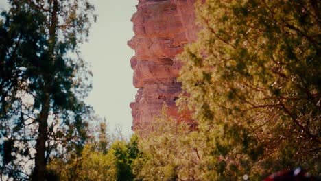 Nahaufnahme-Der-Nördlichen-Felsformationen-Am-Red-Rocks-Amphitheater,-Eingerahmt-Von-Bäumen-An-Einem-Sonnigen-Tag