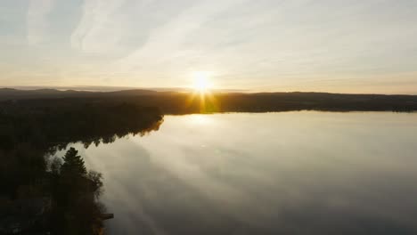 Tranquilidad-Del-Lago-Durante-El-Amanecer-En-La-Provincia-De-Quebec-En-Canadá