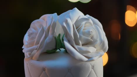 Weiße-Rosen-Aus-Fondant,-Die-Eine-Torte-Für-Eine-Hochzeitsfeier-Schmücken