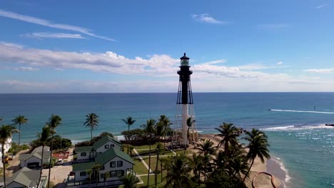 Ein-Atemberaubendes-Drohnenvideo-Des-Leuchtturms-Lighthouse-Point-Am-Hillsboro-Inlet-Im-Süden-Floridas