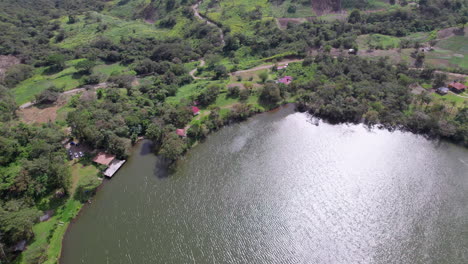 Üppige-Landschaft-Von-San-Carlos-Mit-Gewundenen-Wegen-Und-Einem-Ruhigen-See,-Luftaufnahme
