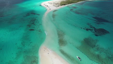 The-pristine-los-roques-archipelago-with-clear-turquoise-waters,-white-sandy-beach,-and-anchored-boats,-aerial-view