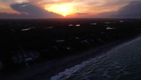 Sonnenuntergang-über-Der-Strandküste,-Rotierende-Ansicht