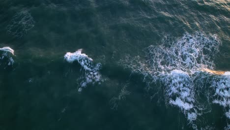 Meereswellen-Rollen-Und-Brechen-Im-Sonnenuntergang,-Während-Die-Drohne-über-Einer-Leichten-Rotation-Folgt,-Asmr