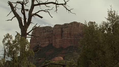 Red-rock-mountains,-buttes-and-trees-in-Sedona,-Arizona-with-video-panning-right-to-left