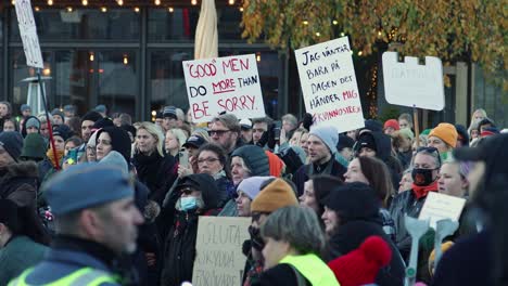 Multitud-Reunida-En-Una-Manifestación-Por-Los-Derechos-De-Las-Mujeres-En-Estocolmo,-Grupos-Diversos-Con-Carteles,-Durante-El-Día,-Fondo-Urbano
