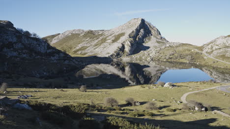 Atemberaubende-Landschaft-In-Asturien,-Spanien,-Reiseziel,-Aussichtspunkt-Am-Enol-See,-Sonniger-Sommertag